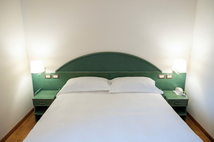 Room 15 of 27