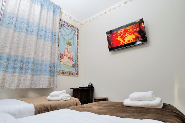 Room 4 of 8