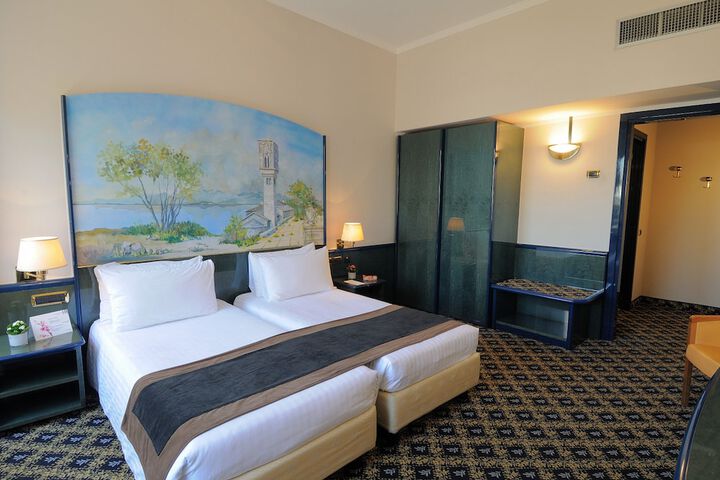 Room 14 of 93