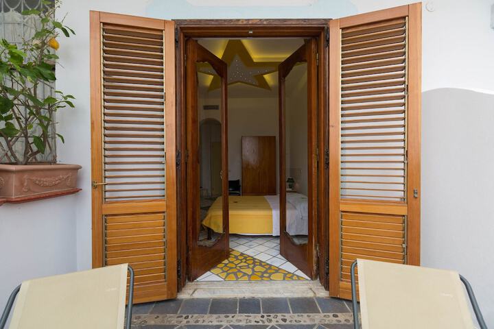 Room 25 of 108