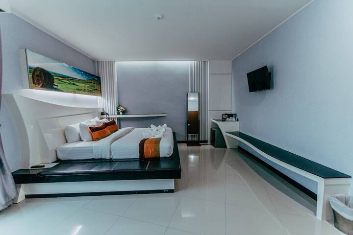 Room 11 of 32