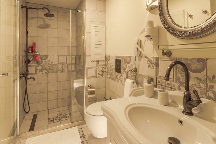 Room 21 of 34