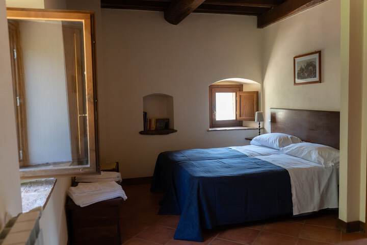 Room 2 of 32
