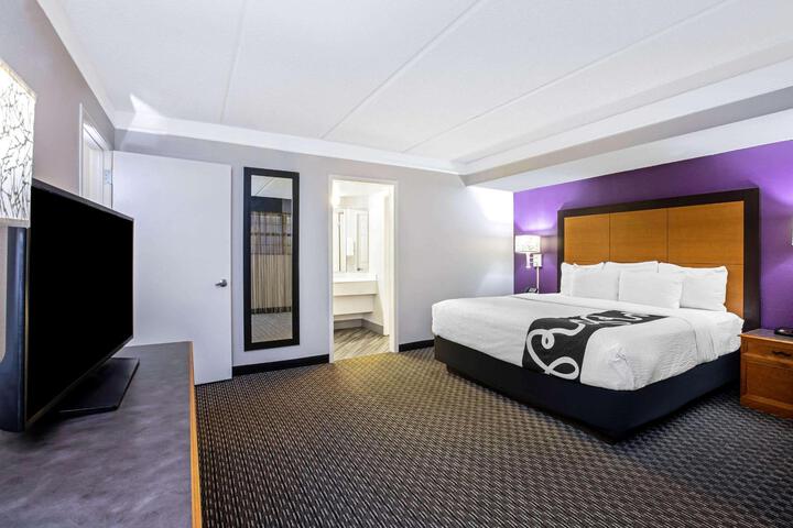 1 King Bed (11 of 19)