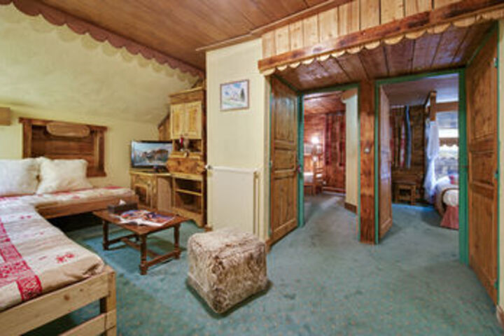 Room 27 of 74
