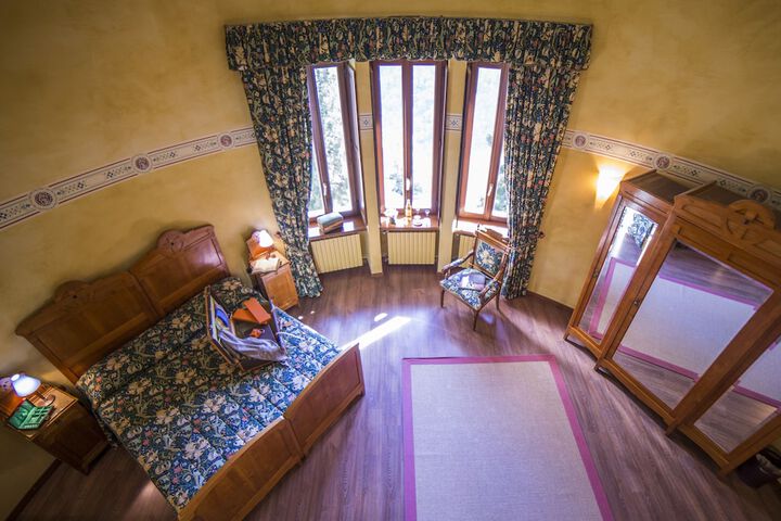 Room 2 of 66
