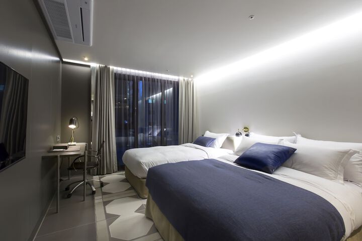 Room 13 of 34