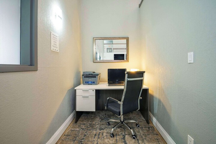 Business Center 31 of 36