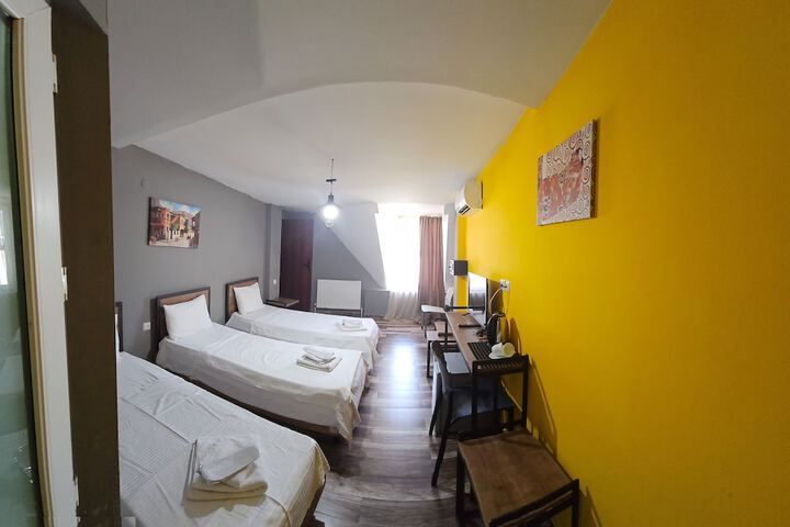 Room 25 of 48