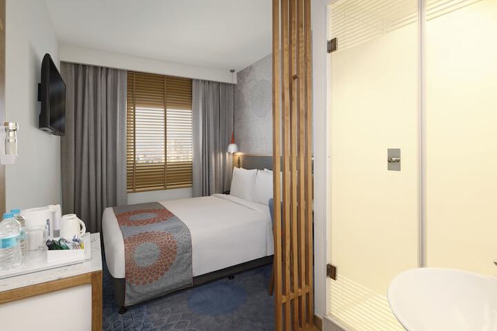 Room 4 of 61