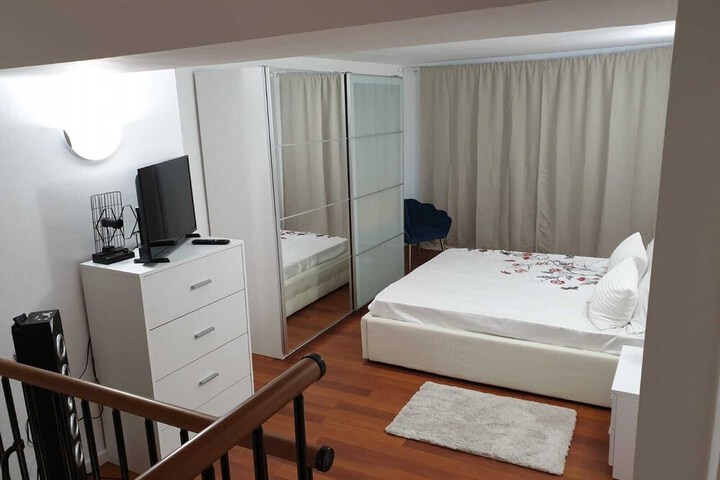 Room 16 of 19