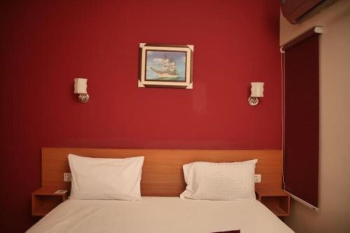 Room 6 of 12