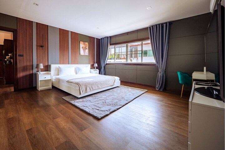 Room 27 of 86