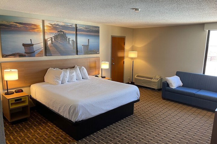 1 King Bed (3 of 21)