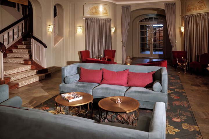 Lounge 84 of 104