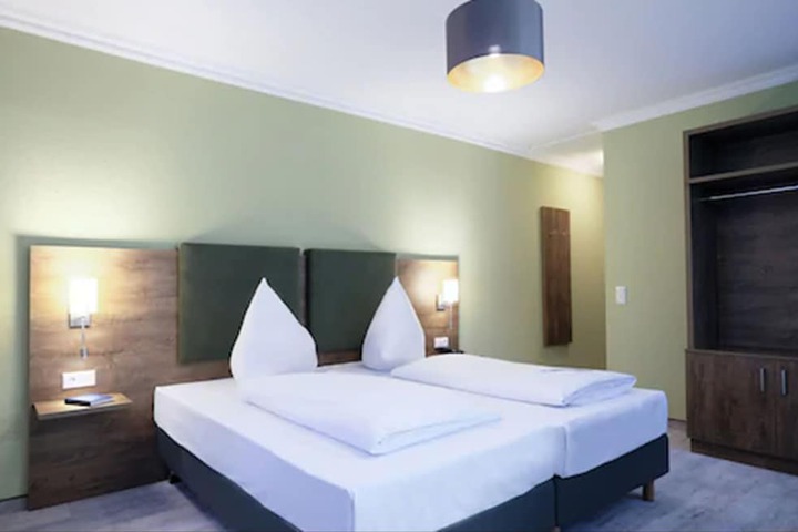 Room 9 of 33