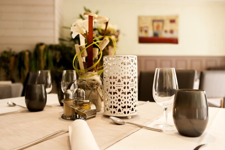Dining 12 of 19
