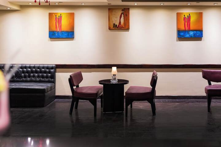Lounge 34 of 52