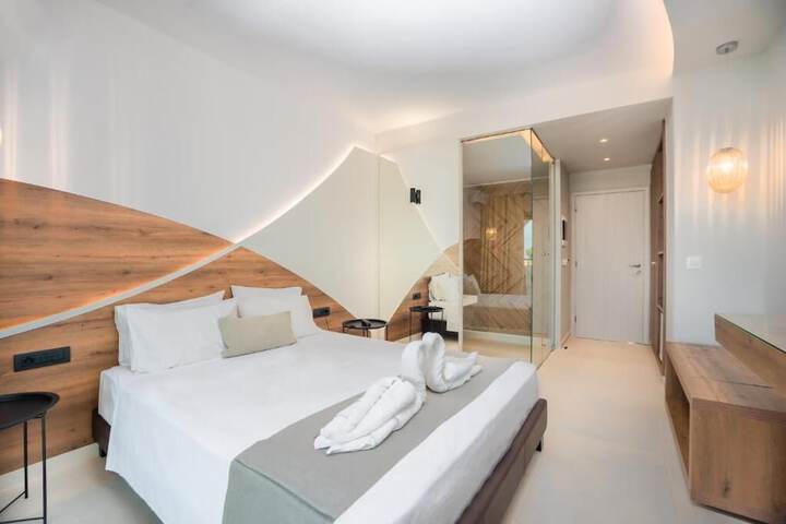 Room 12 of 32