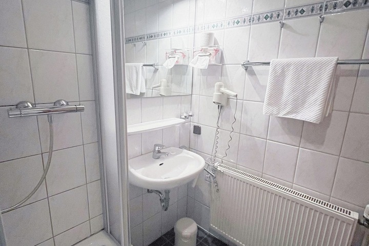 Room 5 of 8