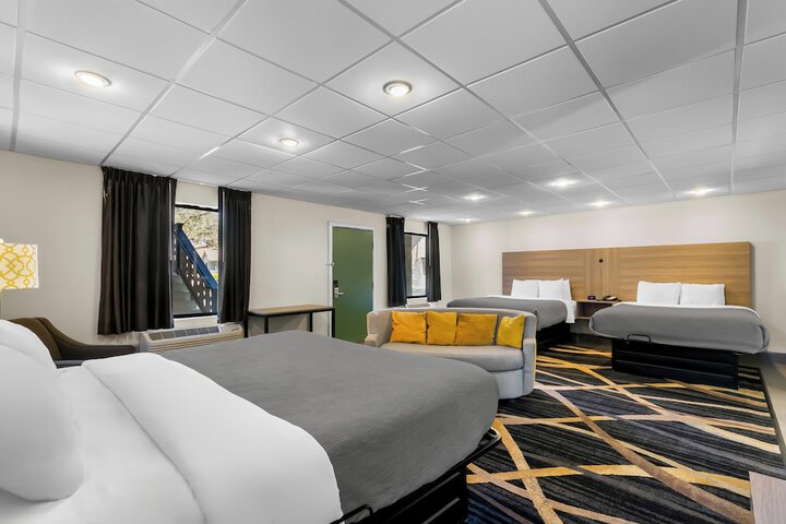 Quadruple King Bed (3 of 9)