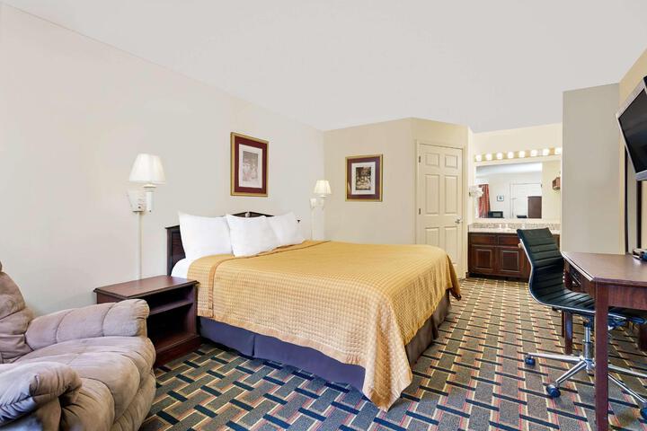 1 King Bed (4 of 10)