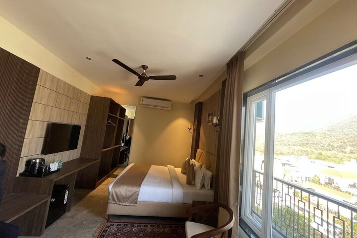 Room 6 of 34
