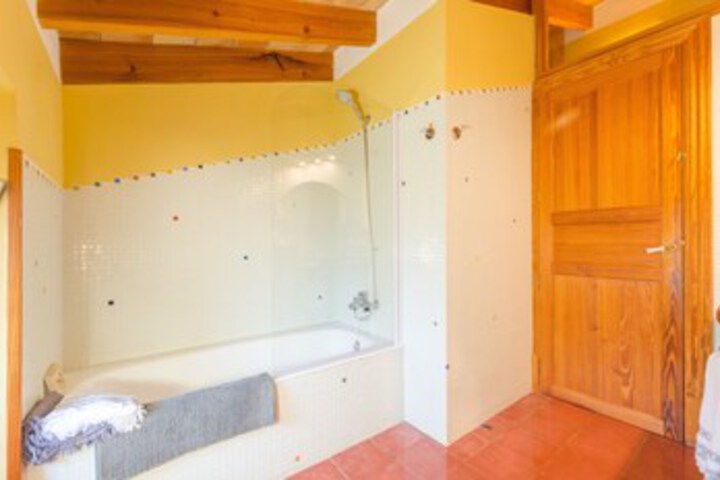 Room 6 of 76