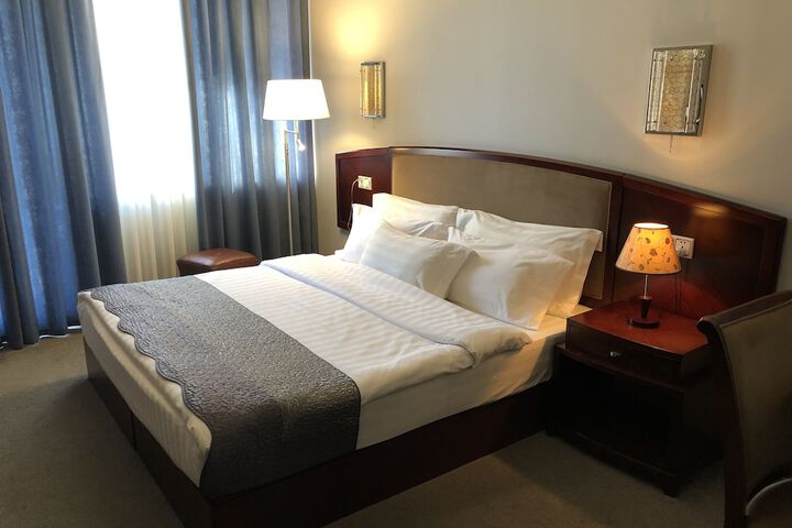 Room 28 of 107