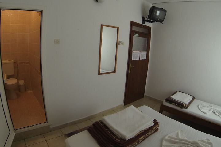 Room 4 of 99