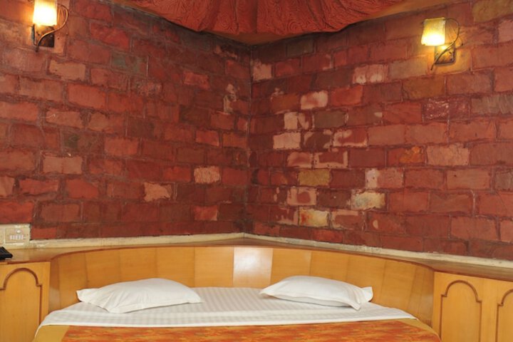 Room 4 of 28