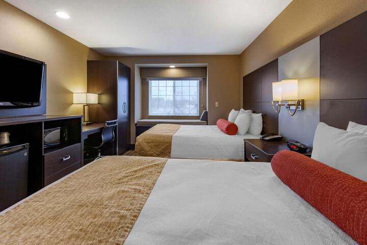 2 Queen Beds Microwave and Refrigerator Full Breakfast (3 of 15)