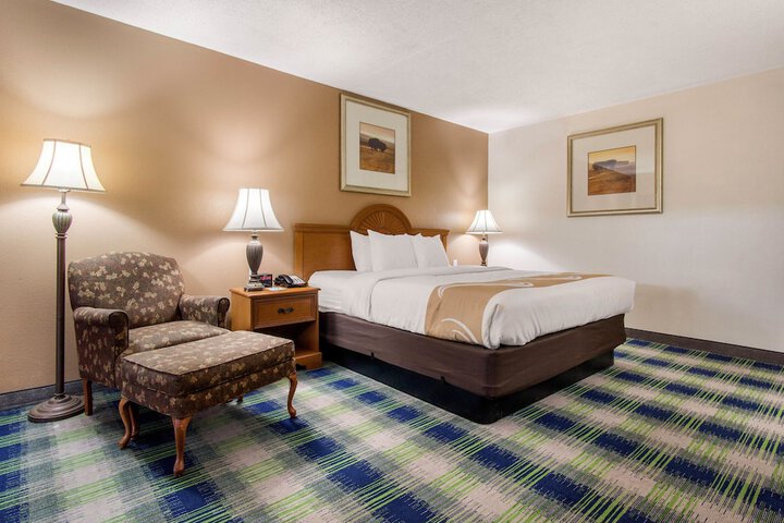 1 King Bed (4 of 5)