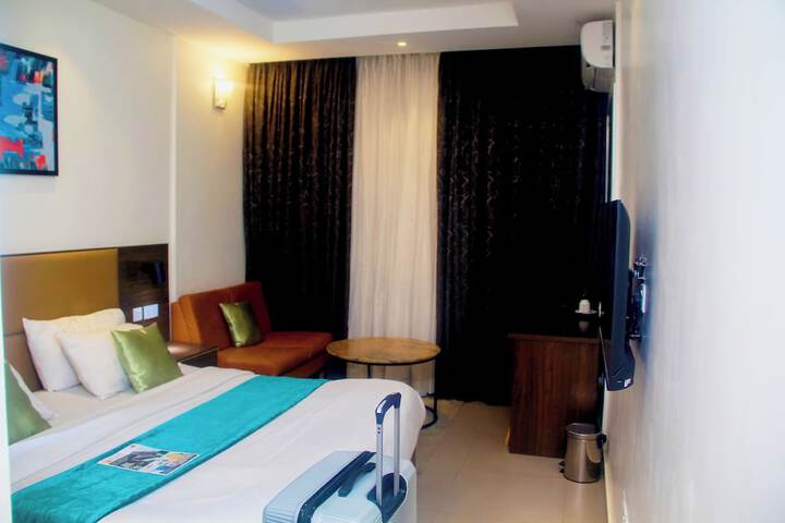 Room 6 of 33