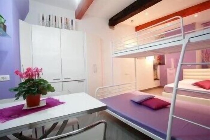 Room 8 of 25