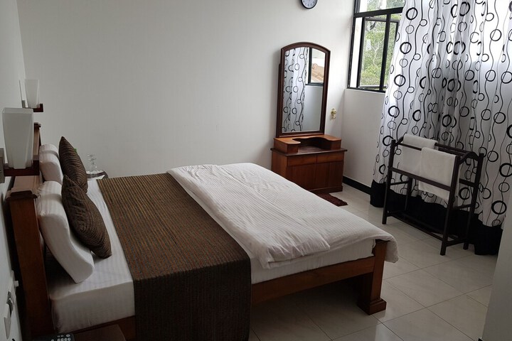 Room 5 of 33