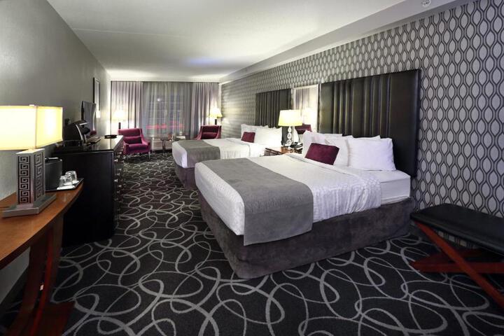 2 Queen Beds (1 of 13)