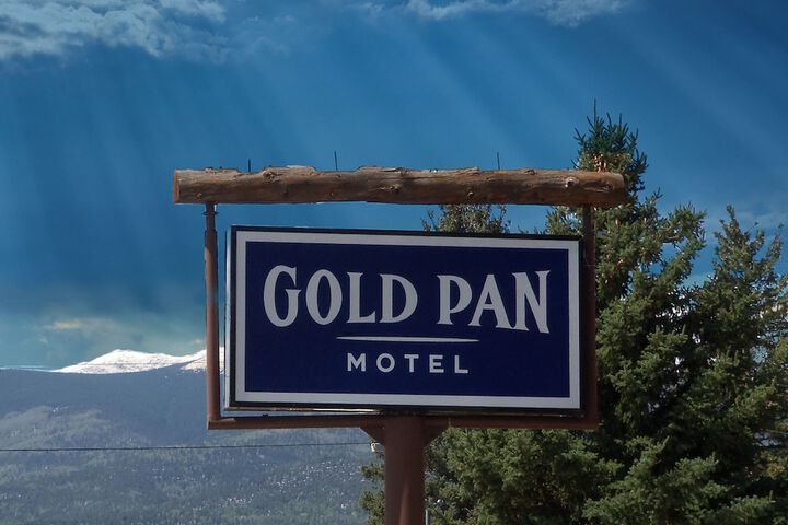 The Gold Pan Motel in Eagle Nest, NM