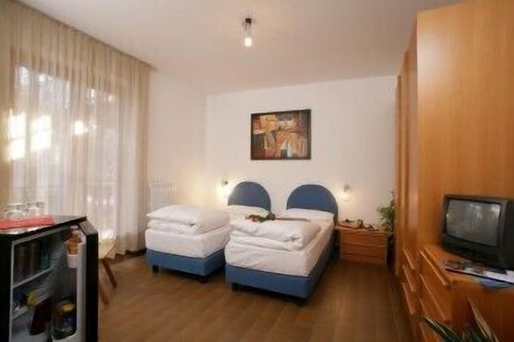 Room 9 of 36