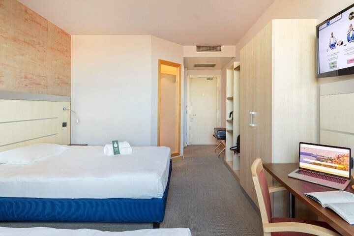 Room 17 of 35