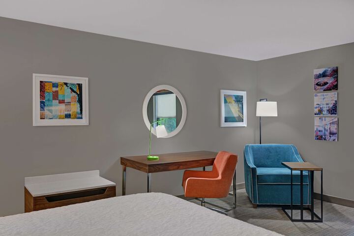 1 King Bed Study with Sofa Bed (4 of 23)