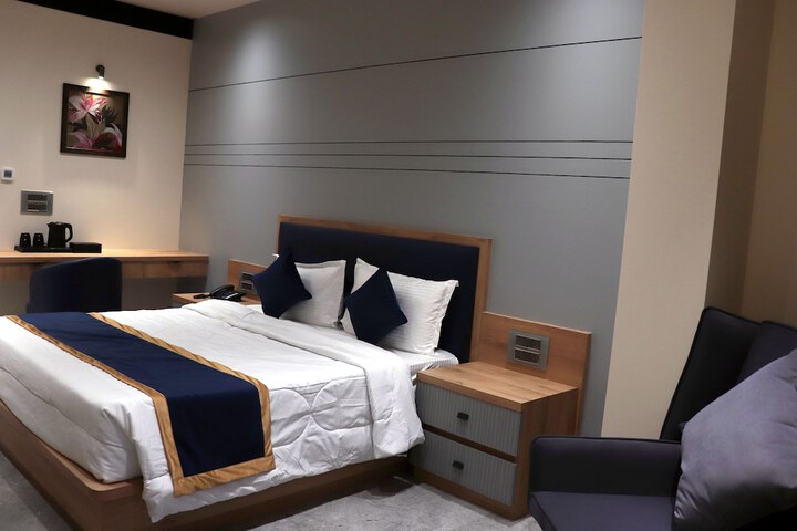 Room 9 of 24