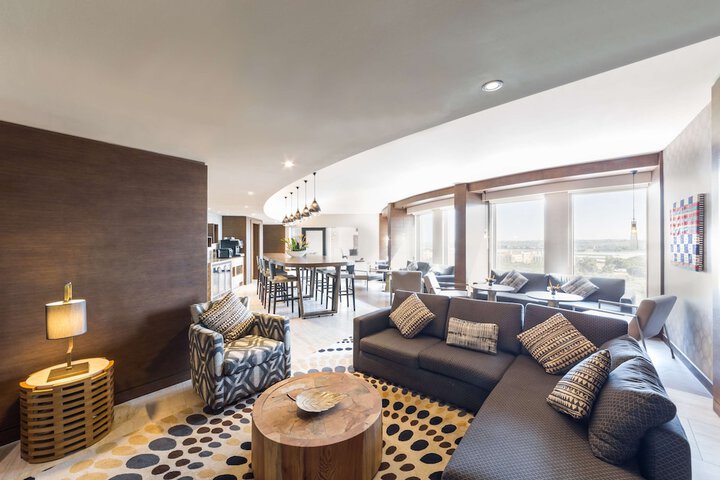 Lounge 105 of 118