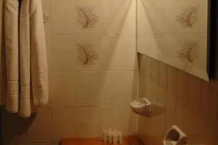 Room 6 of 13