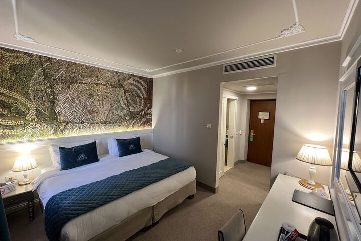 Room 63 of 164