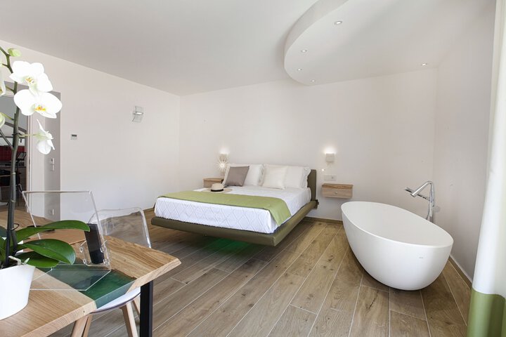 Room 6 of 77