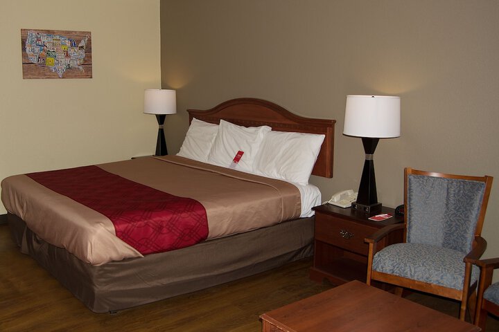 1 King Bed (13 of 15)