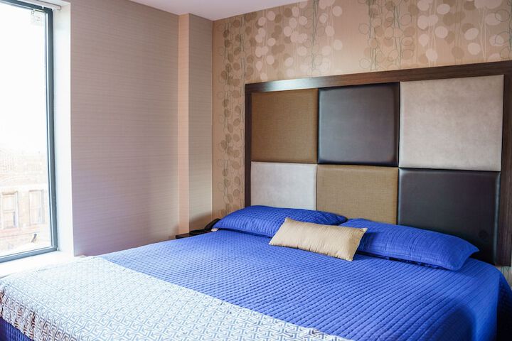 Deluxe Queen Bed (4 of 8)