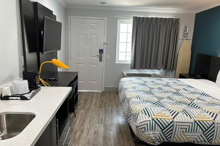 1 King Bed Micfridge (2 of 10)