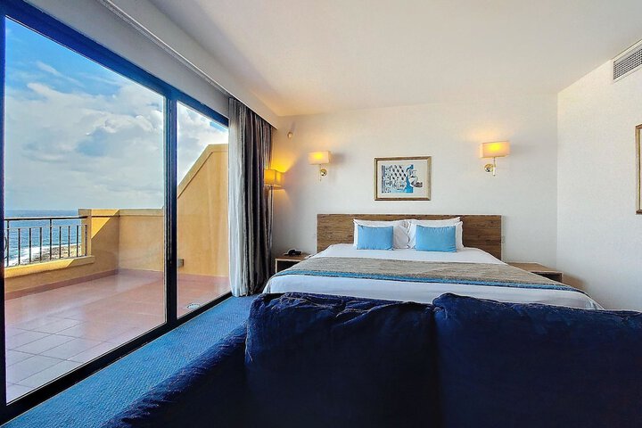 Room 53 of 148